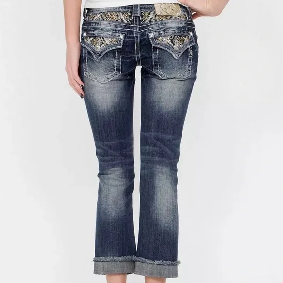 🎉 HP! 2X! 🎉 LIKE NEW! 🦋 Miss Me Distressed Cropped Jeans ✨ - Picture 2 of 6